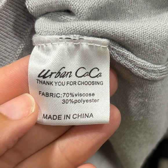 ✨3/$20 Urban Coco cropped button front cardigan - Picture 3 of 4